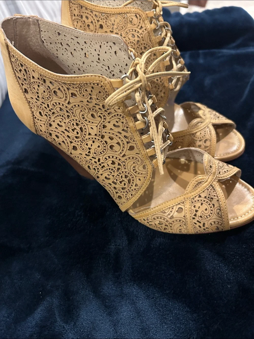 Vintage Corset Bernardo Mustard/Tan  Made in Brazil Size 9.5 (American 10.5)